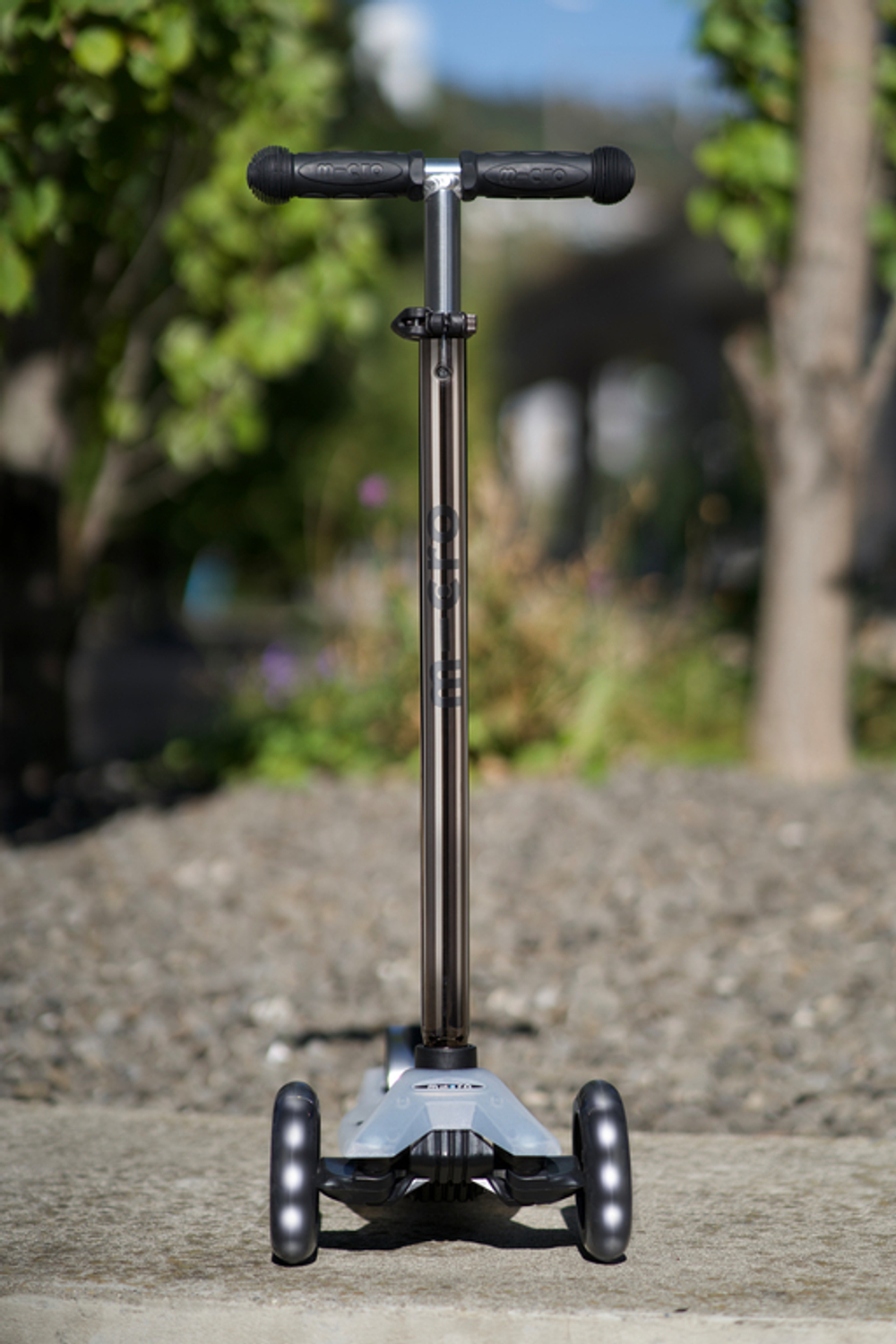 Самокат Maxi Micro Deluxe Flux LED Неохром черный