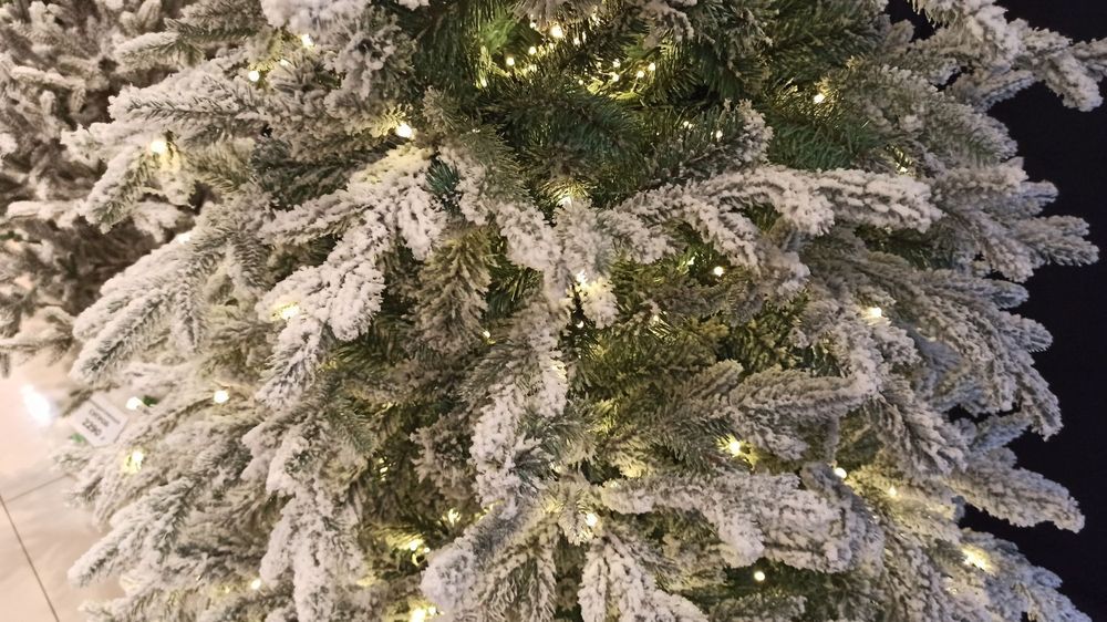 Заснеженная ель с гирляндой «Россо» теплый свет (Литая+пвх) 210 см / 2,1 м
