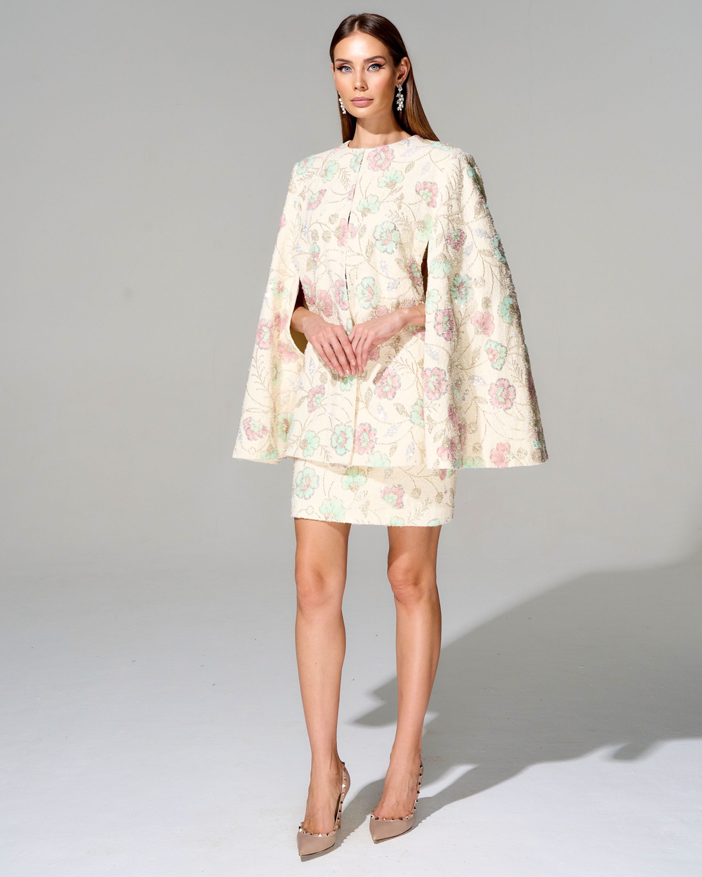 Кейп с вышивкой ручной работы