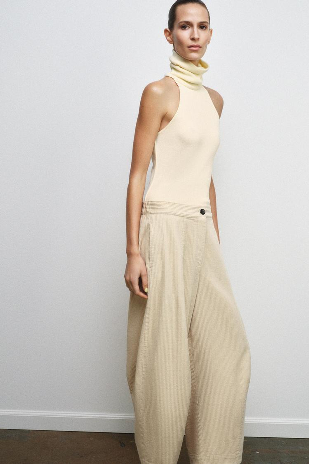 ZARA ТОП С ВЫСОКИМ ВОРОТНИКОМ БЕЗ РУКАВОВ, ЭКРЮ