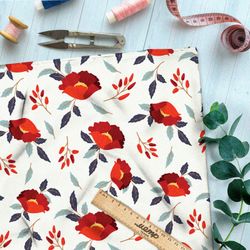 Ткань габардин маки и красные листья на бежевом фоне