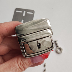 Замок-защелка портфельный на винтах 42*40 Серебро