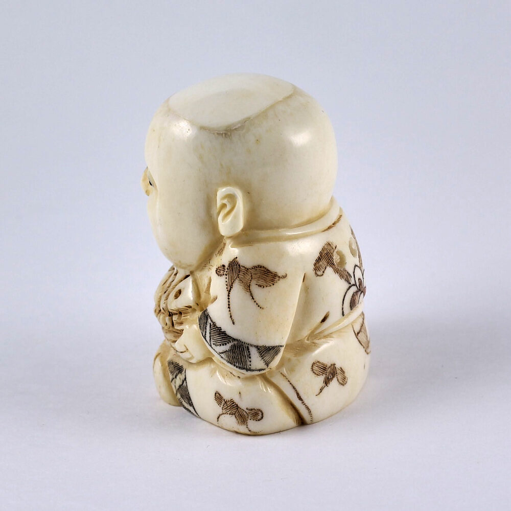 Нэцкэ Ребенок с корзиной рыбы