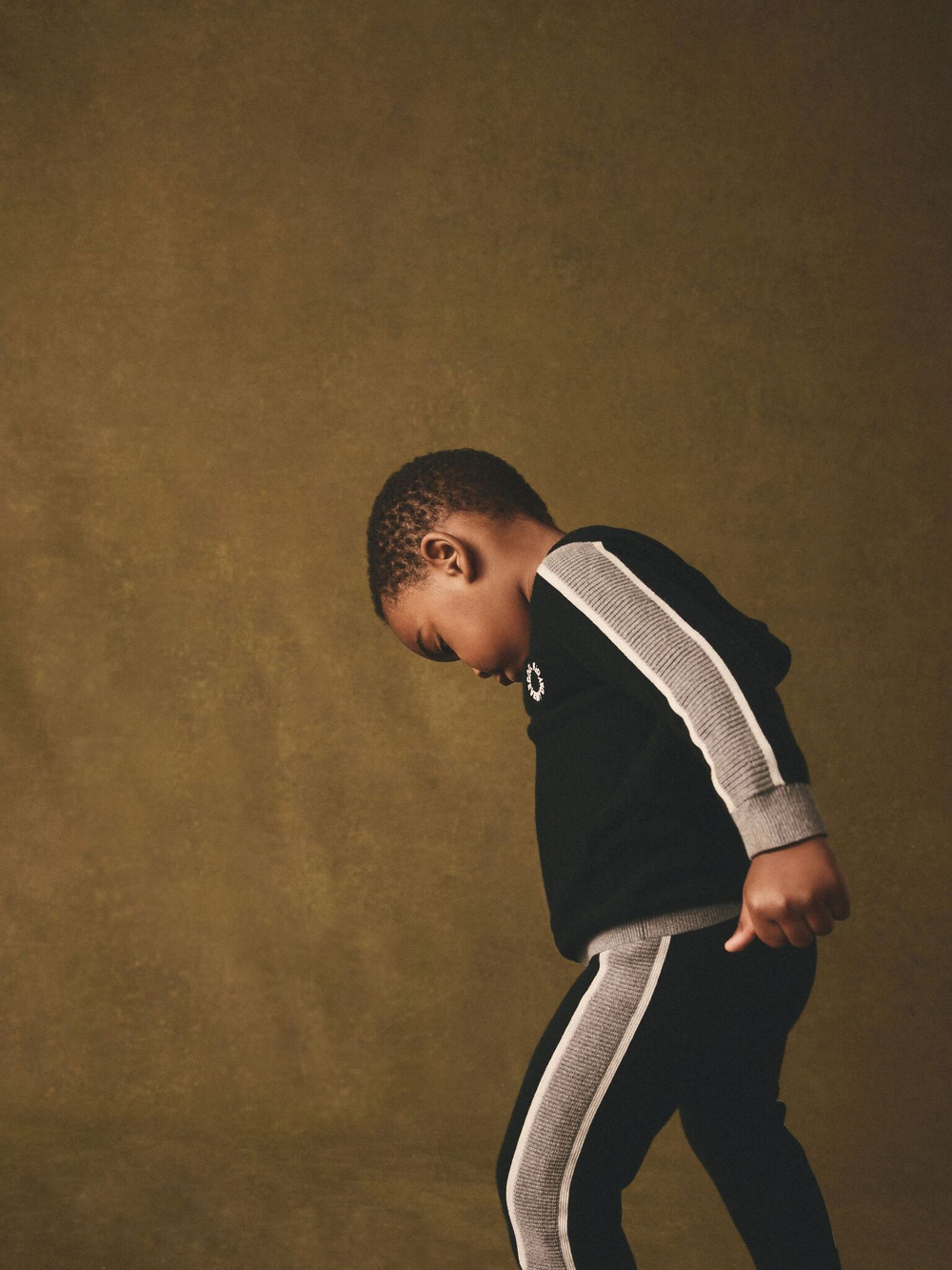 Толстовка с капюшоном и джоггеры в комплекте для мальчика Next 954-485, Черный