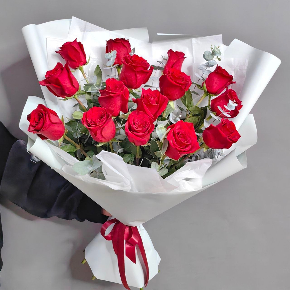 Букет из 15 роз сорта "Эксплорер" с эвкалиптом (Эквадор 60 см)