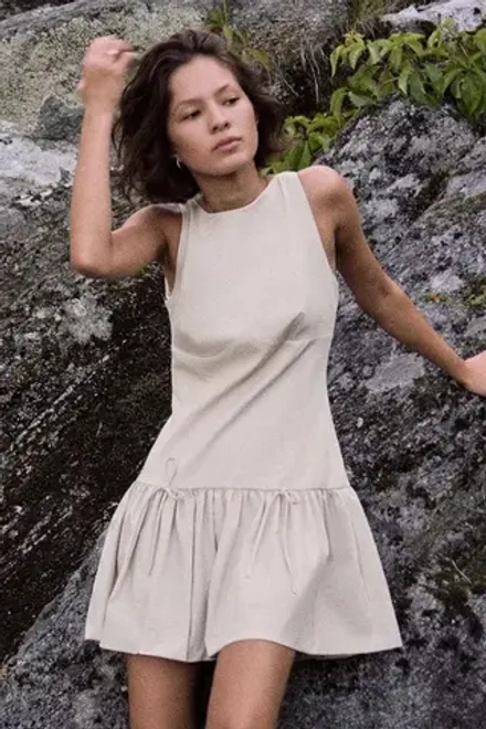 ZARA КОРОТКОЕ ПЛАТЬЕ С БАНТАМИ, СВЕТЛО-БЕЖЕВЫЙ