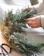 Рождественский венок на круглой металлической основе