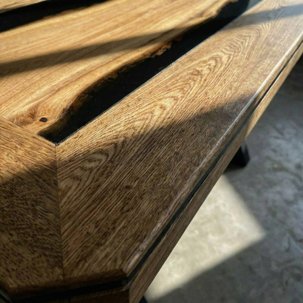 Уцененный стол из карагача в обрамлении дубовых бортов