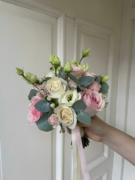 Свадебный букет из одноголовых роз, лизиантуса, озотамнуса и эвкалипта