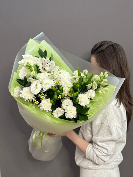 Авторский букет в зеленой гамме