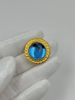 Накладка на пуговицу с голубой вставкой