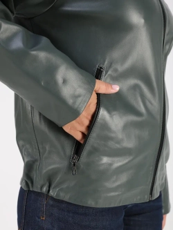 Кожаная куртка демисезонная с капюшоном короткая