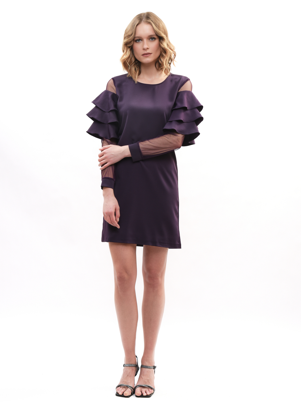 Платье с воланами на рукавах