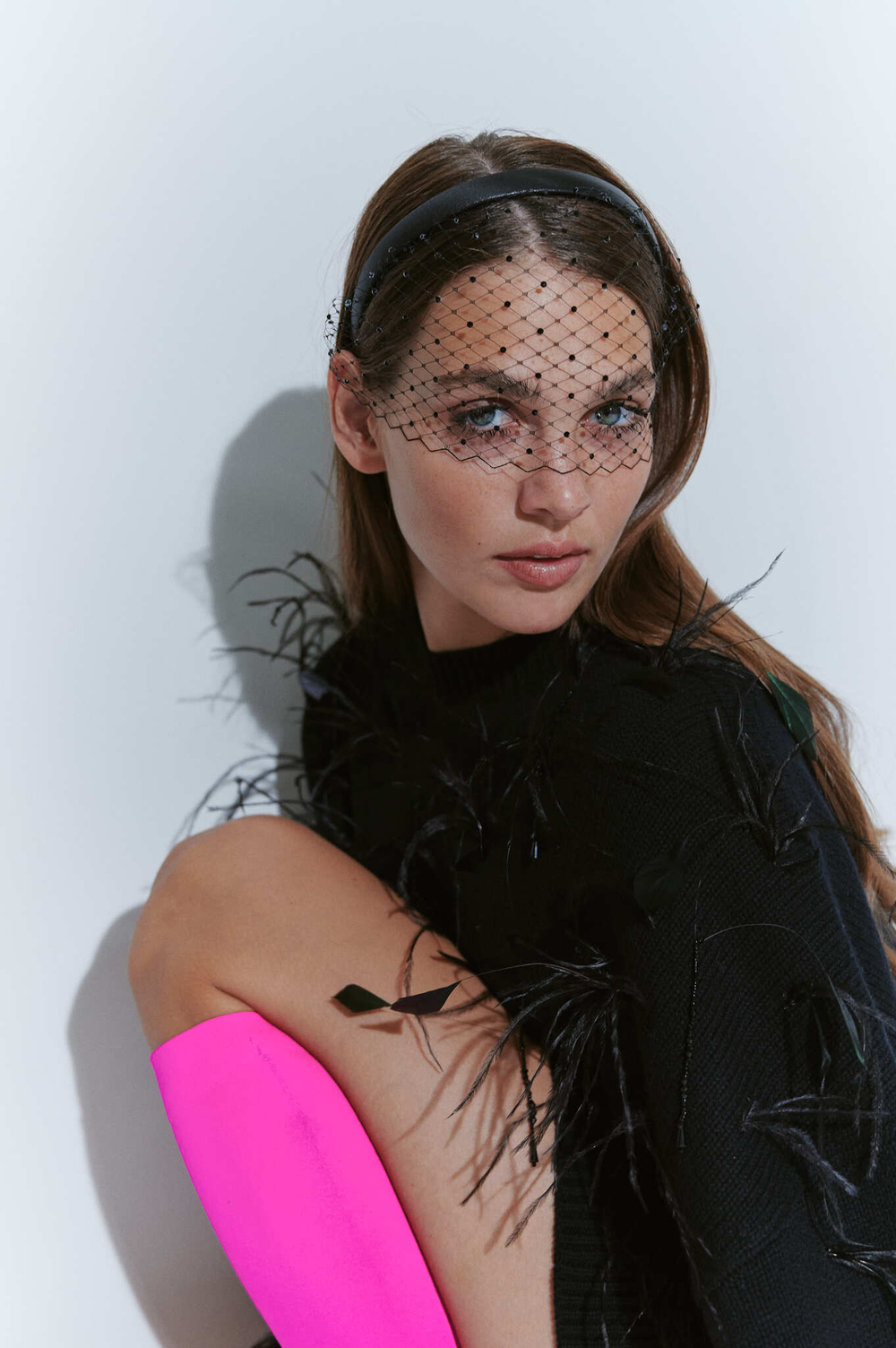 Вуаль на тонком ободке с черным декором