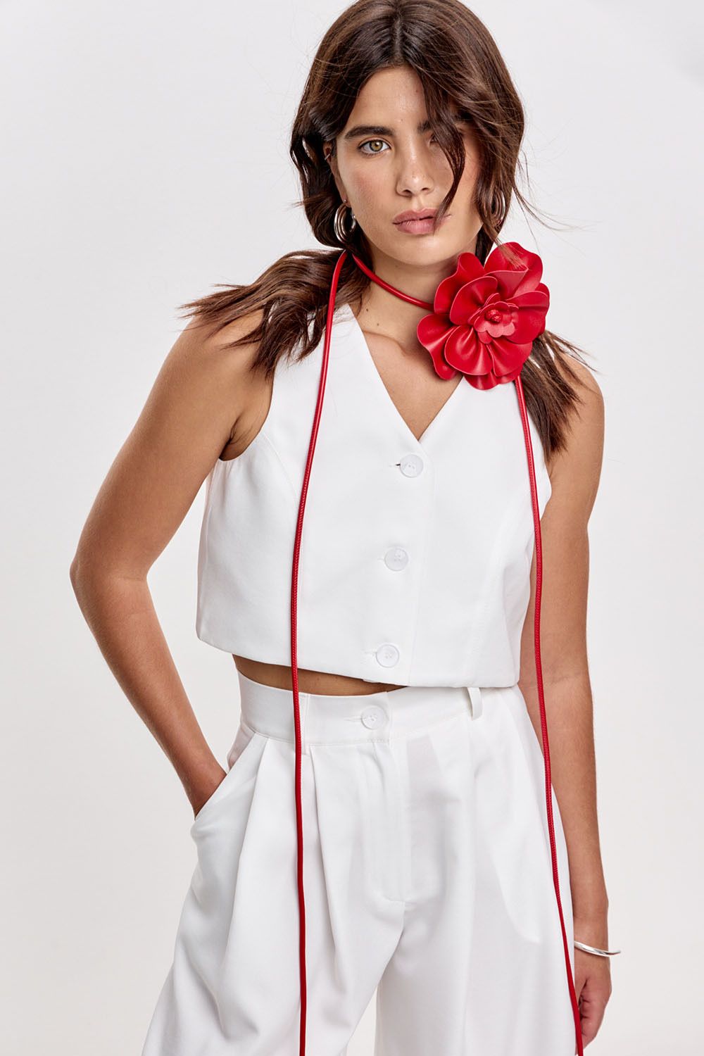 Укороченная жилетка свободного кроя белого цвета