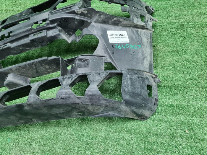 Кронштейн переднего бампера BMW 5er G30 (17-20)