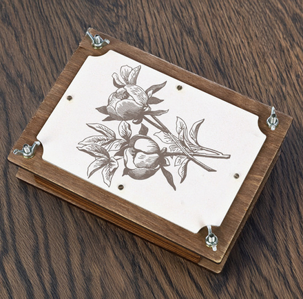 Пресс для гербария Paeonia – Винтажный набор для творчества с гравировкой пиона, 22x16 см