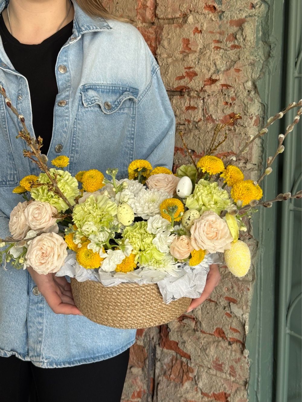 Композиция в плетеной корзине-размер L