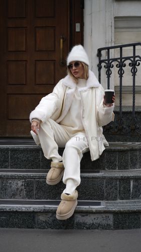 Белый пуховик с вязаными вставками и отделкой из меха