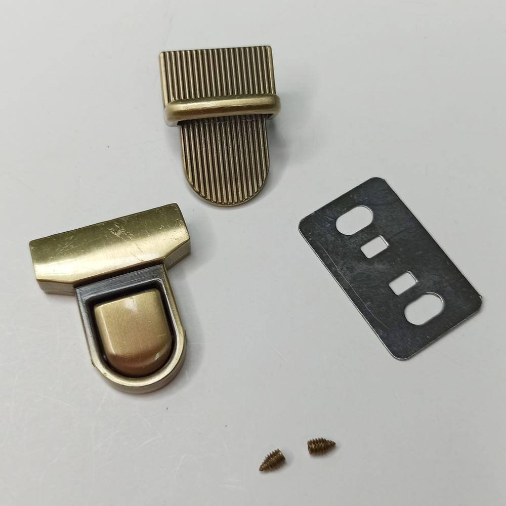 Замок-защелка на винтах 28*32 Антик