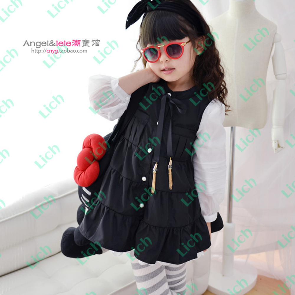 Платье с воланами, накладными карманами и контрастными рукавами