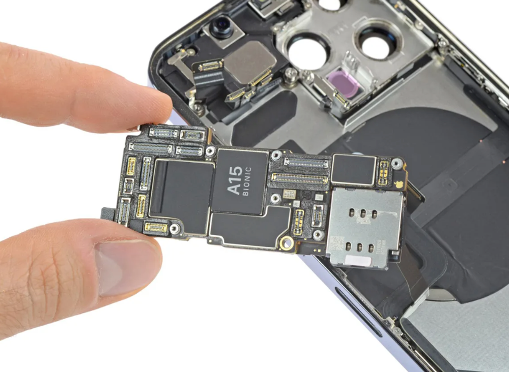 Ремонт материнской платы на iPhone 13 Pro