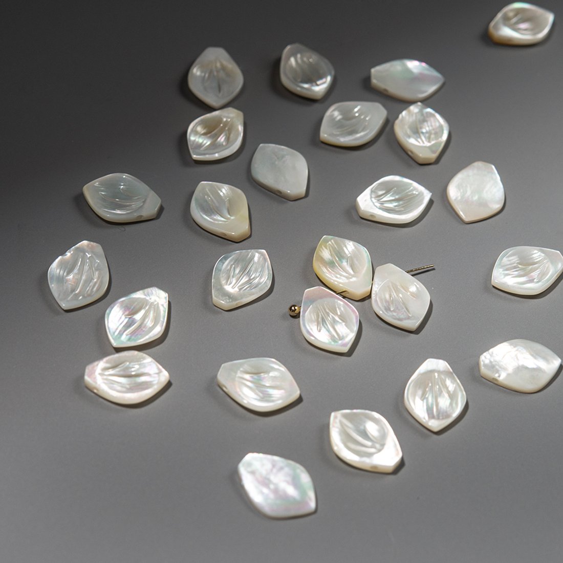 Лепесток из белого перламутра морских ракушек, 12,5*9мм