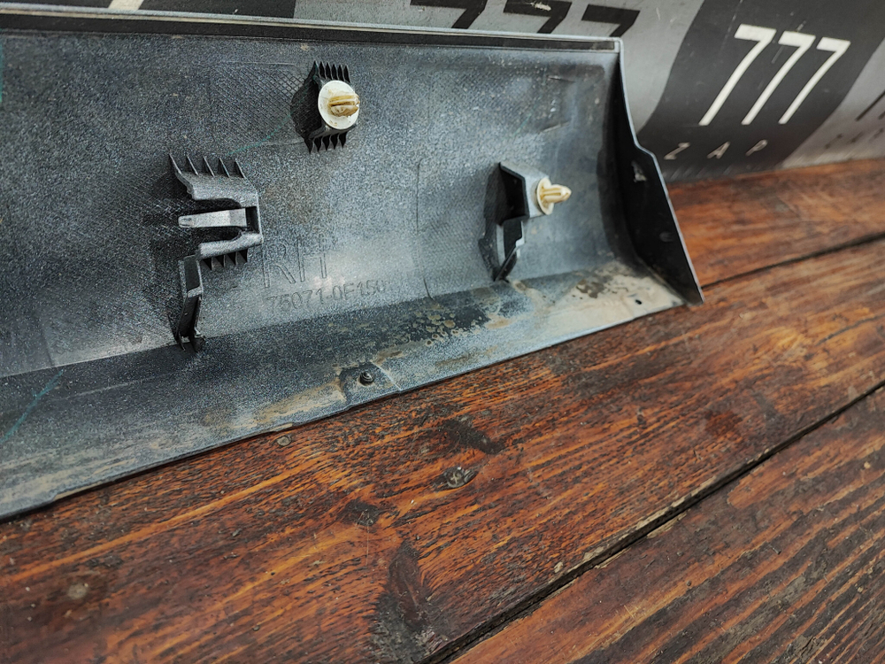 Накладка двери передней правой Toyota Highlander 4 (U70) 19-нв Б/У Оригинал 757310E100