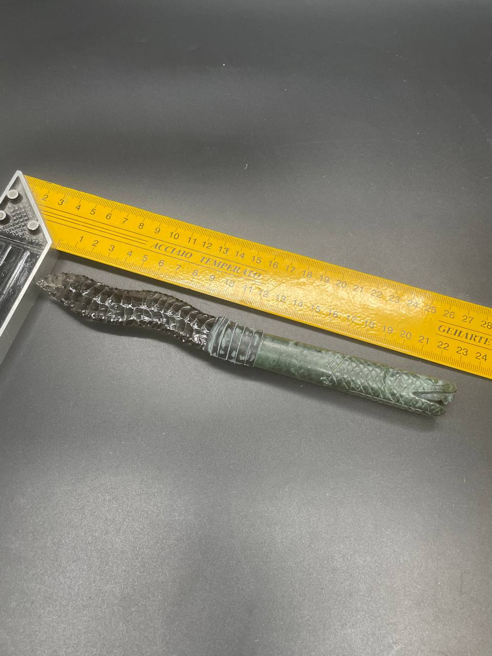 Нож из обсидиана с рукоятью из змеевика коллекционный с гравировкой змеи 23 см