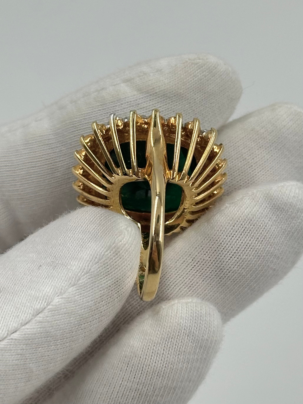 Кольцо с зелёным кристаллом