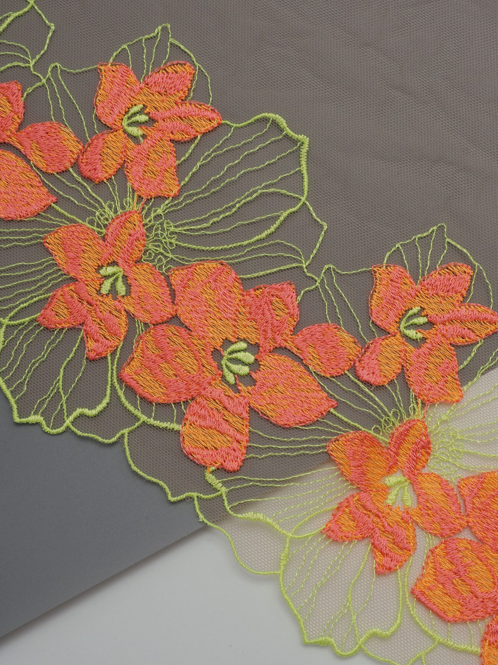 Вышивка на сетке загорелая телесная с лимон-лайм и оранжевым ширина 25 см ОТРЕЗ 0,62+2,32 м (левая и правая стороны)