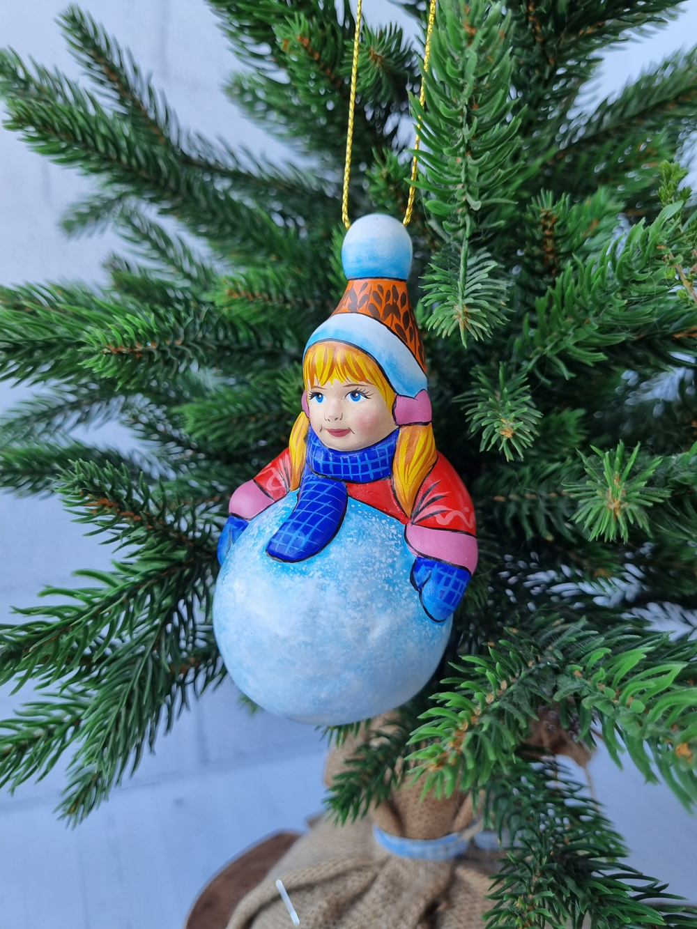 Девочка со снежком ёлочная игрушка из фарфора