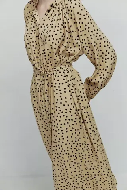 Платье со сборкой бежевого цвета в горох