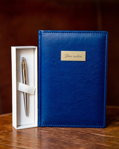 Набор с гравировкой: Ежедневник  и Шариковая ручка Parker Jotter Essential, St. Steel GT (красный)