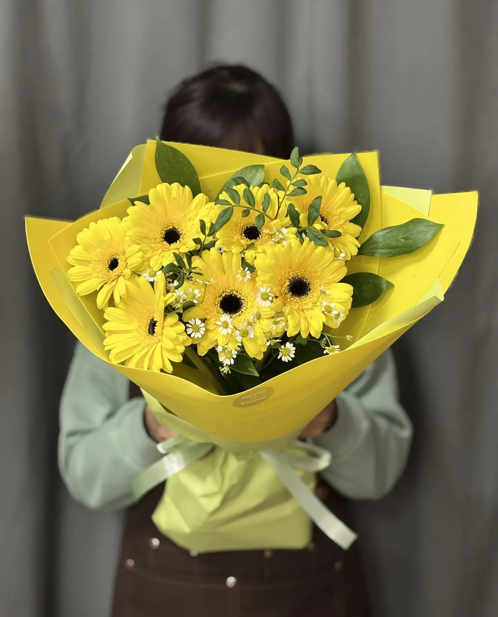 Букет из желтых гербер с добавлением танацетума