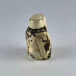 Статуэтка нэцкэ Ребенок Карако с большой рыбой