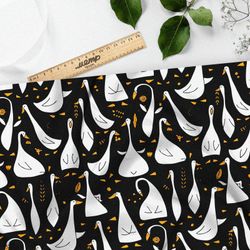 Ткань атлас толпа гусей на черном