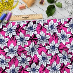 Ткань шифон эскизы белых цветов на розовом фоне