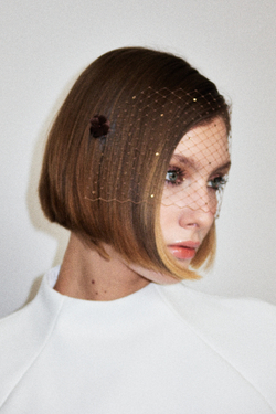 Вуаль коричневого цвета с цветами