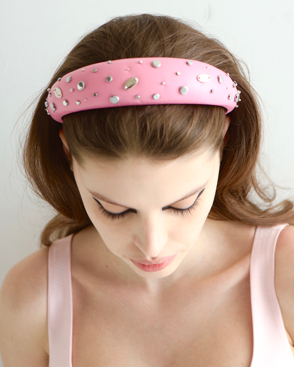 Ободок из розовой кожи с серебристыми клепками