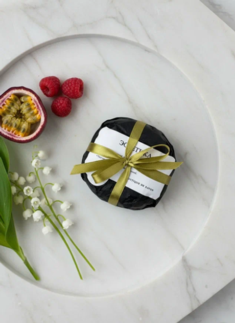 BOUTIQUE DE SAVON Масляная плитка-шайба для тела Маракуйя, малина и ландыш (по мотивам Kirke)