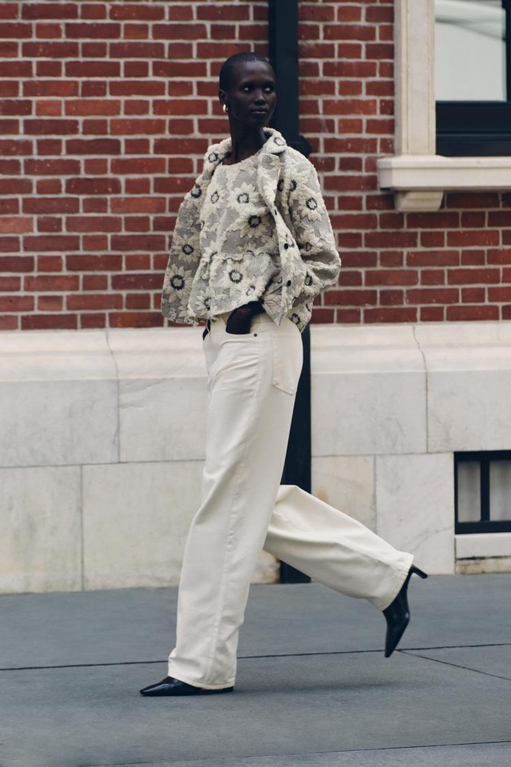 ZARA БЛЕЙЗЕР С ЦВЕТАМИ, ЭКРЮ/ЧЕРНЫЙ