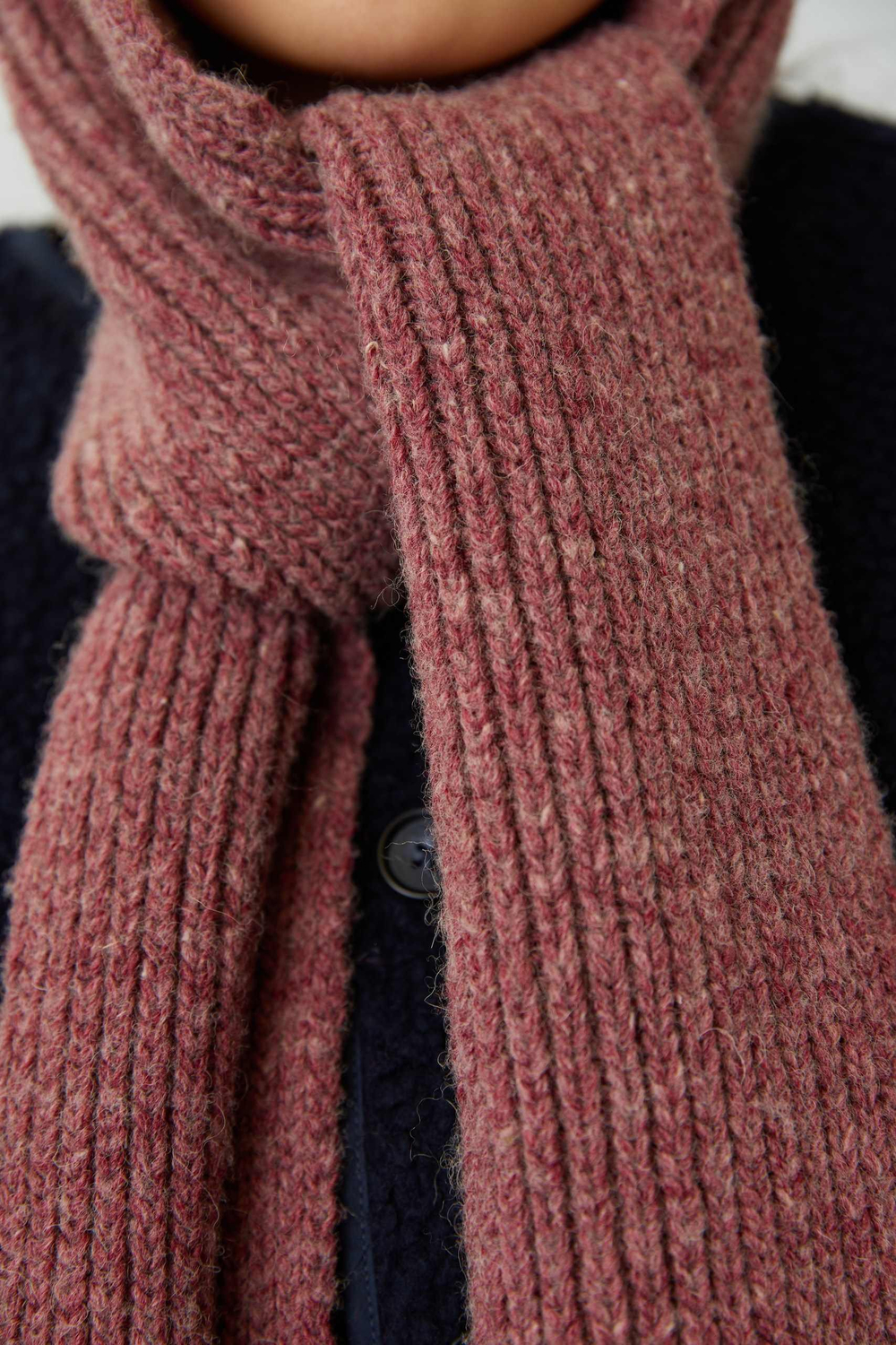 Шарф с капюшоном брусничного цвета