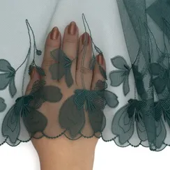 Вышивка на сетке зеленая (правая) 17 см