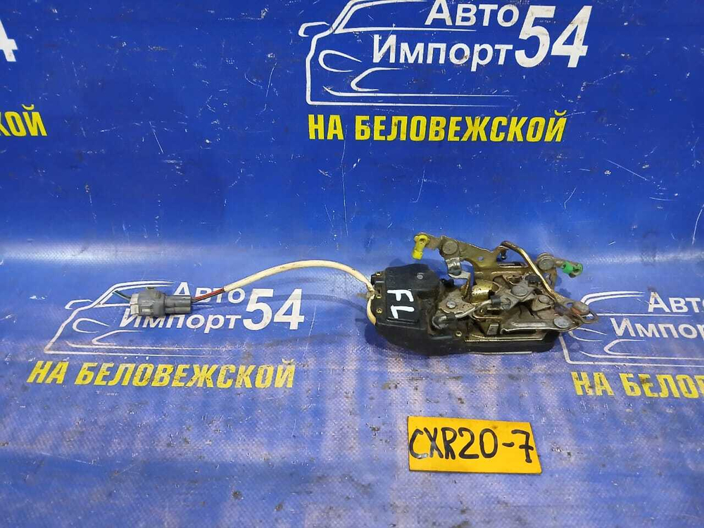 Замок двери передней левой TOYOTA ESTIMA 1995