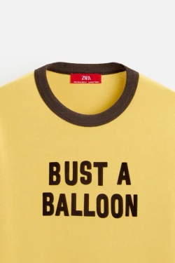 ZARA Х HARRY LAMBERT ФУТБОЛКА С КОНТРАСТНОЙ НАДПИСЬЮ, ГОРЧИЧНЫЙ