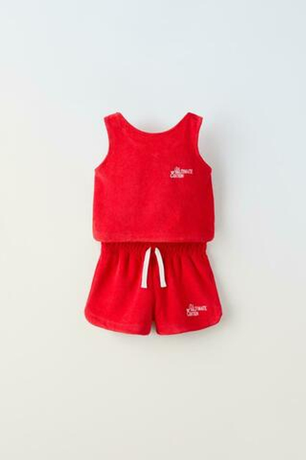 ZARA КОМПЛЕКТ ИЗ ФУТБОЛКИ И ШОРТОВ ИЗ МАХРОВОЙ ТКАНИ, ЯРКИЙ КРАСНЫЙ