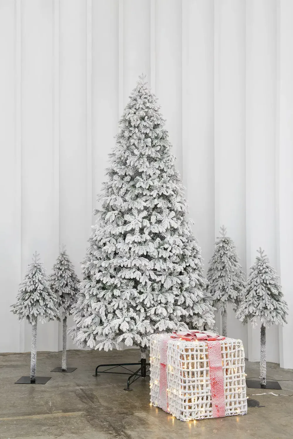 Заснеженная елка с гирляндой «Камчатская» холодный свет (Литая+пвх) 4 м