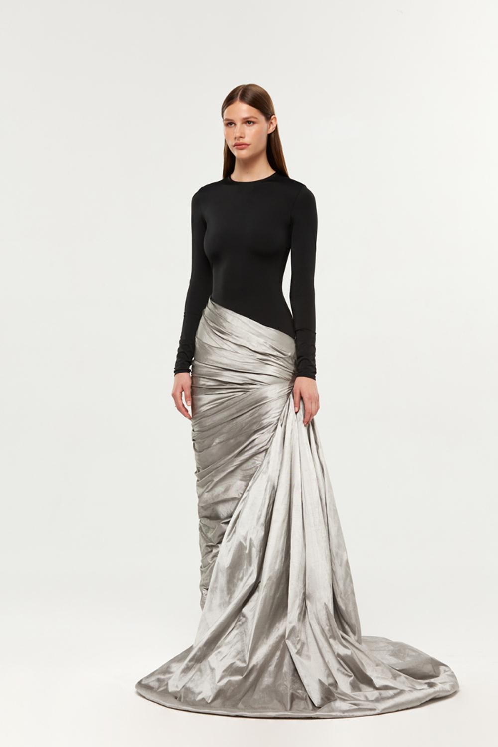 Платье макси из шёлка и бифлекса с боковым шлейфом