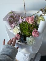 Букет из маттиолы, форзиции, тюльпанов, диантусов и оксипеталума